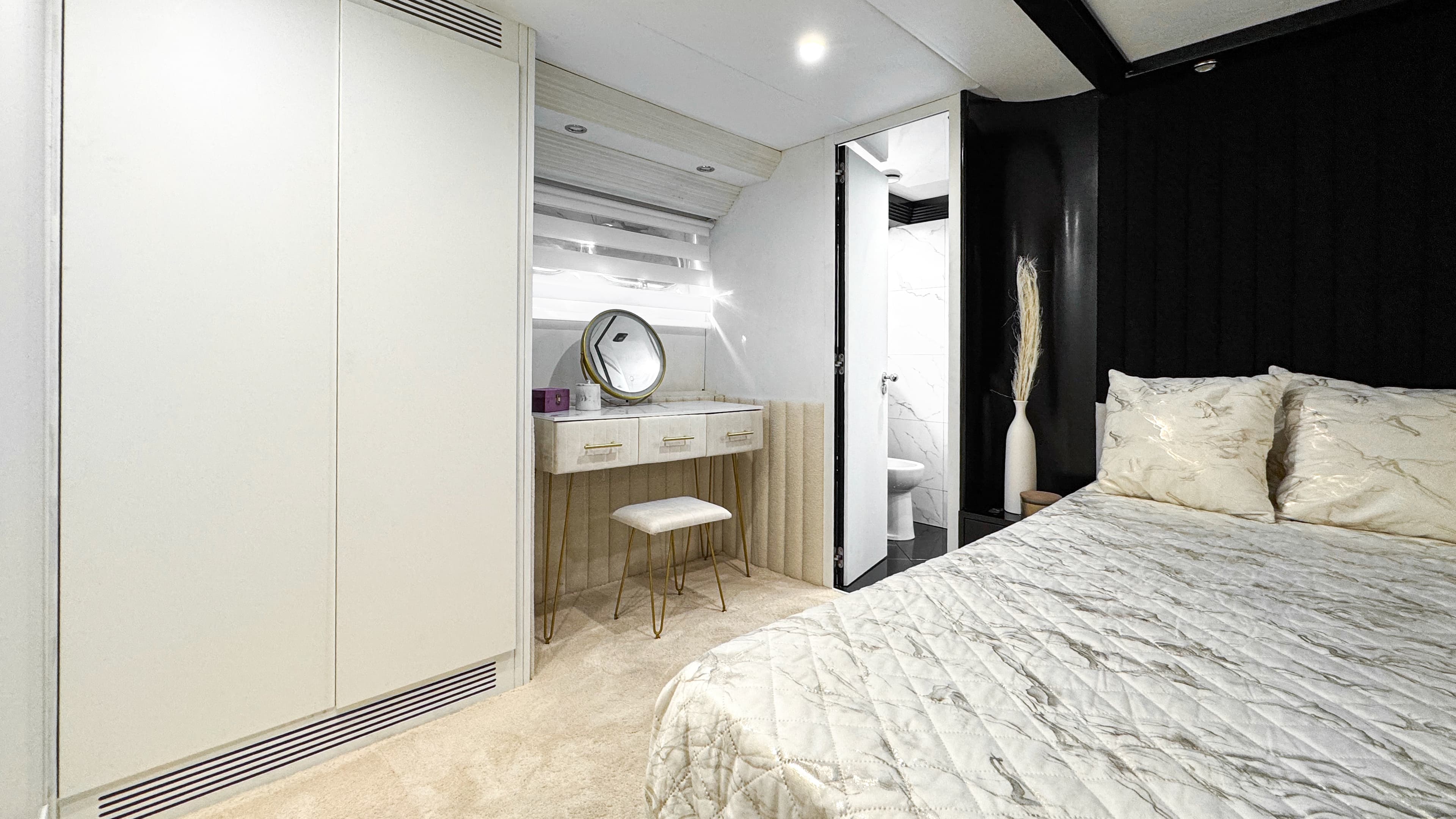 Antago 90 "Venus" interior 34