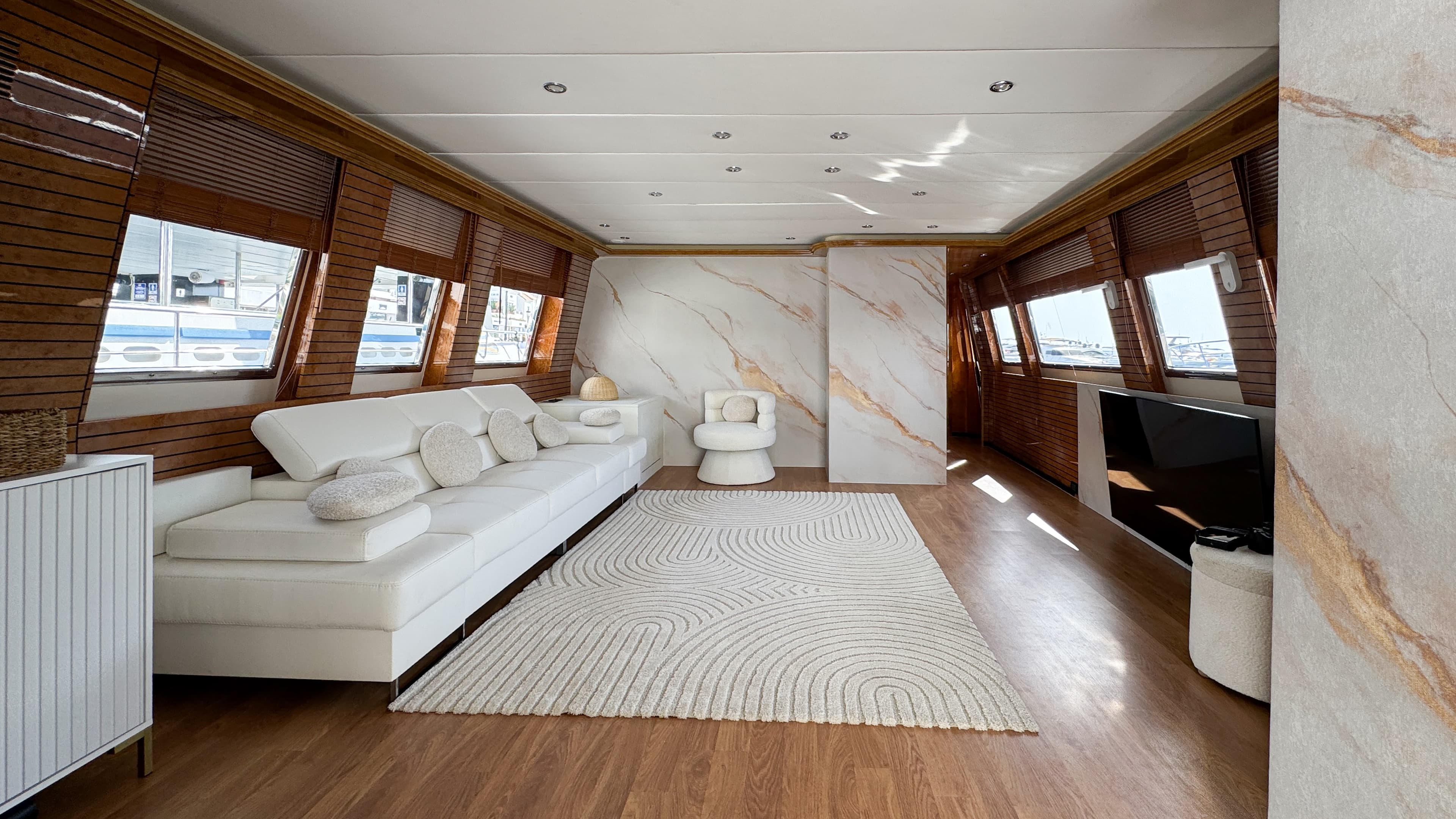 Antago 90 "Venus" interior 38