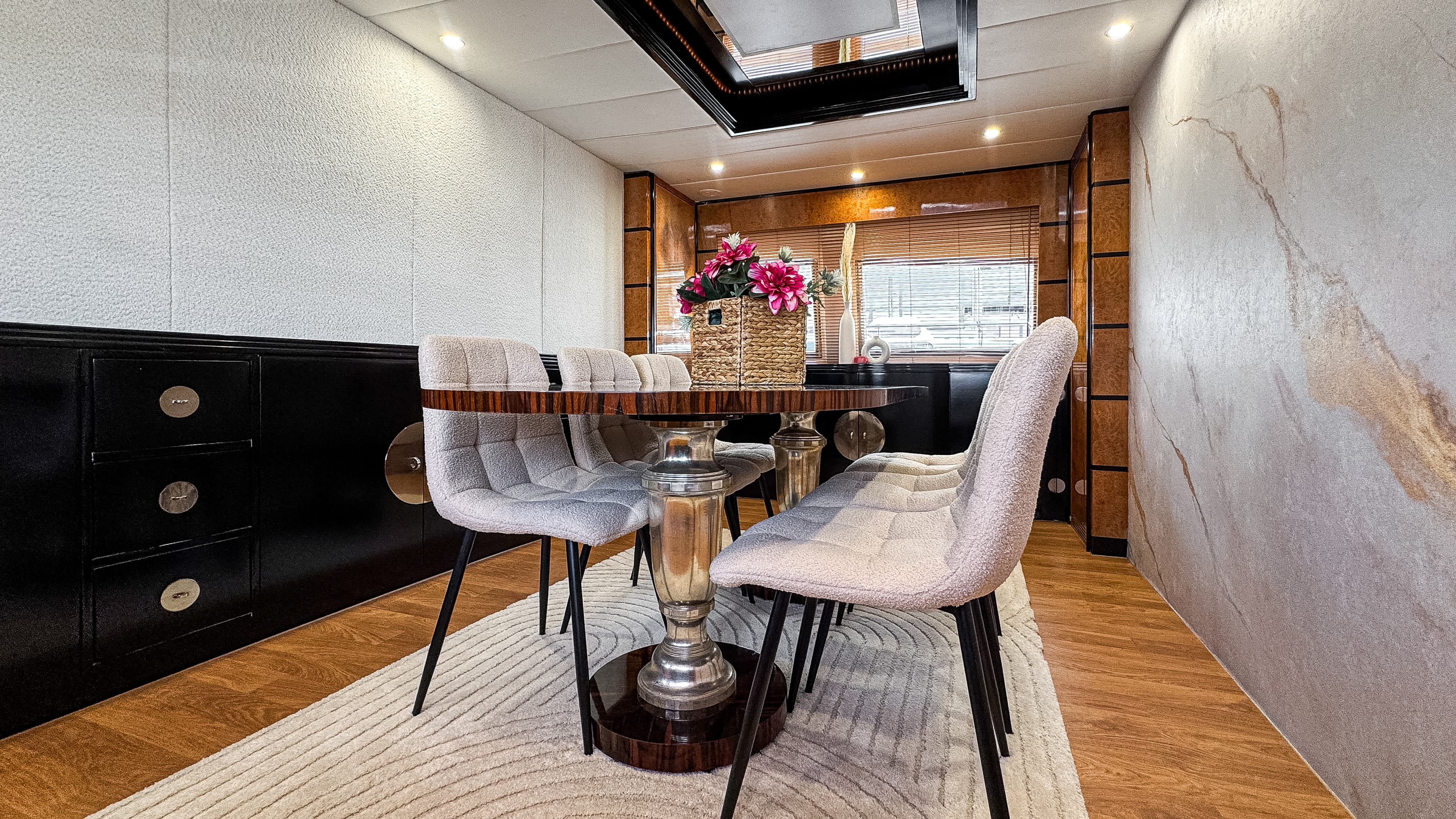 Antago 90 "Venus" interior 41