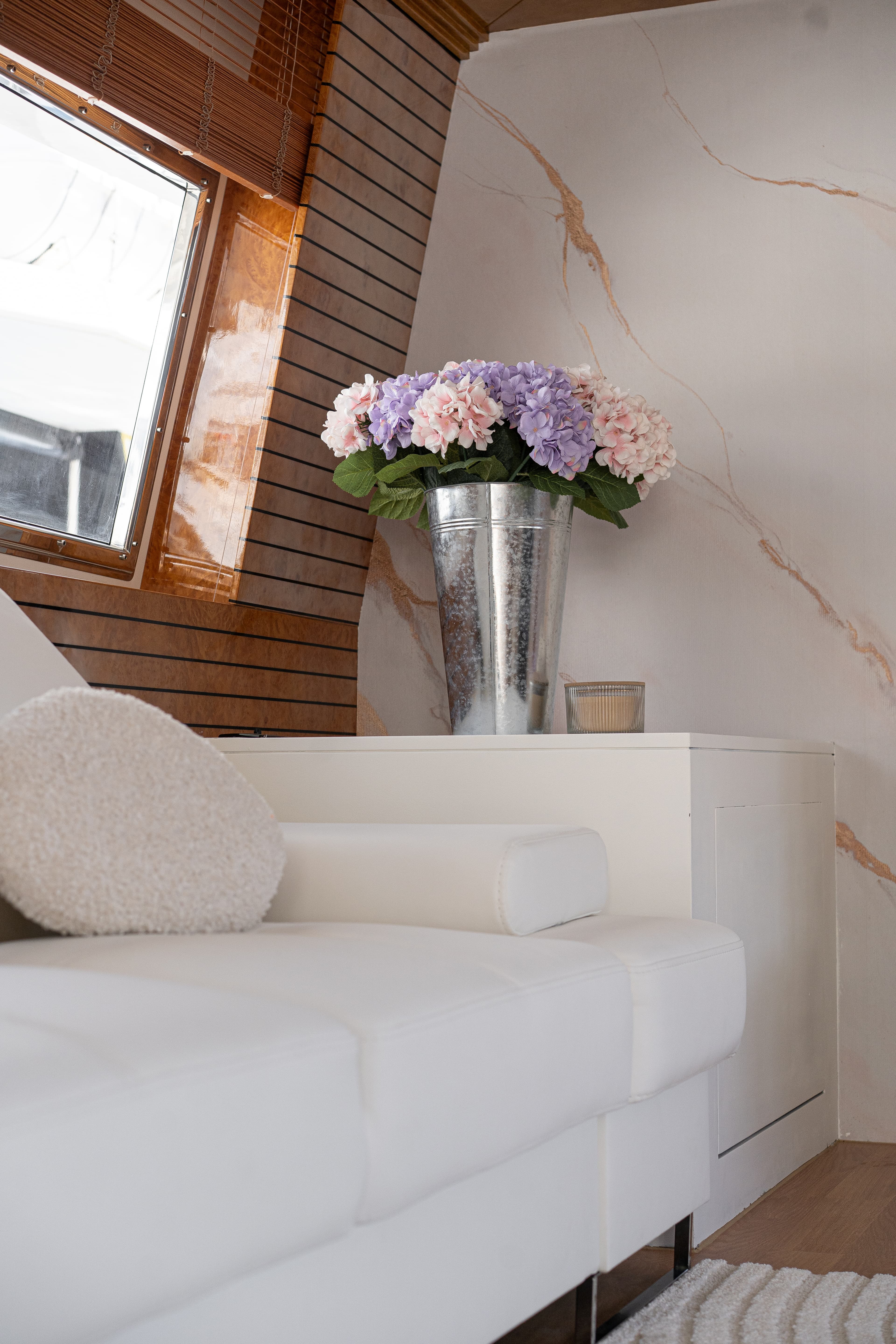 Antago 90 "Venus" interior 42