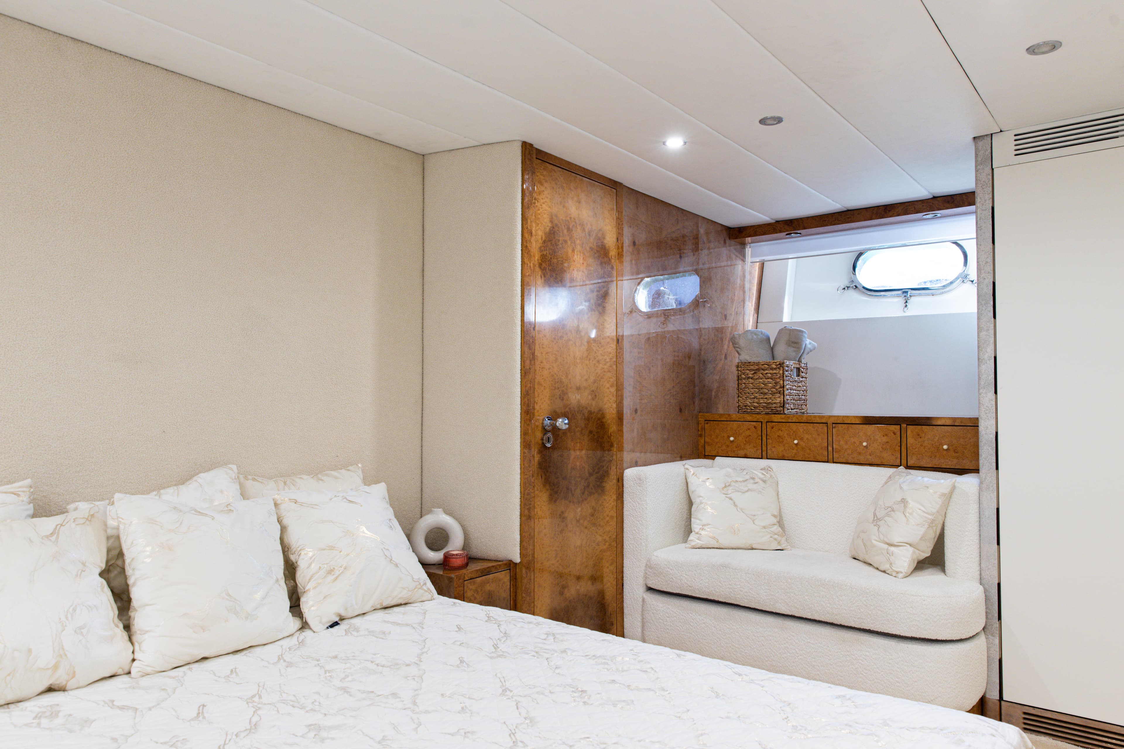 Antago 90 "Venus" interior 9