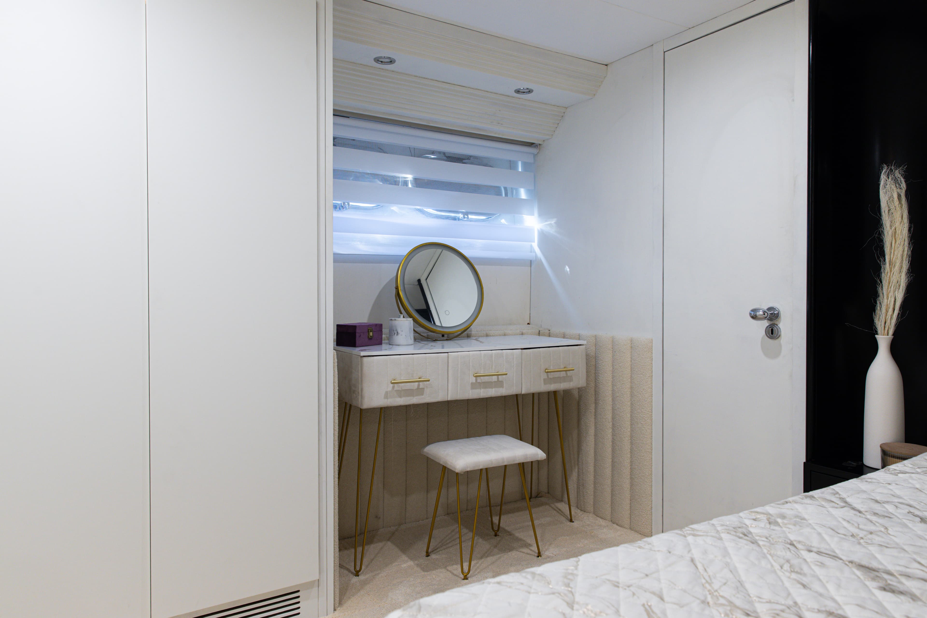 Antago 90 "Venus" interior 13