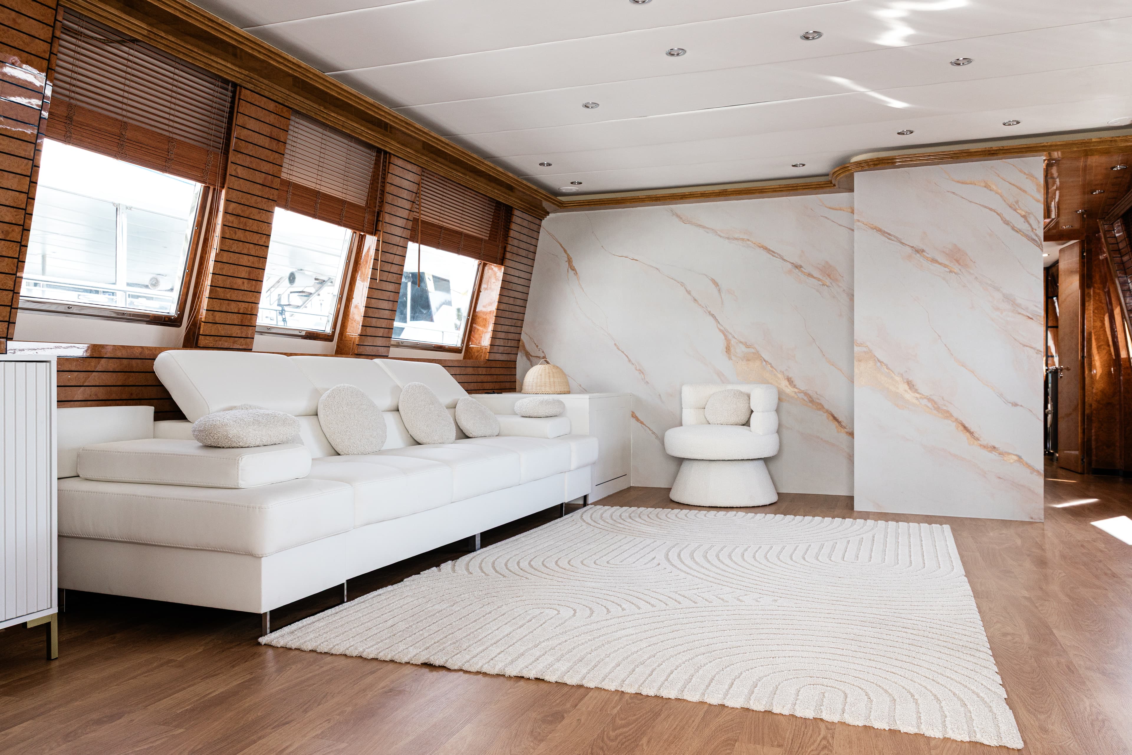 Antago 90 "Venus" interior 17