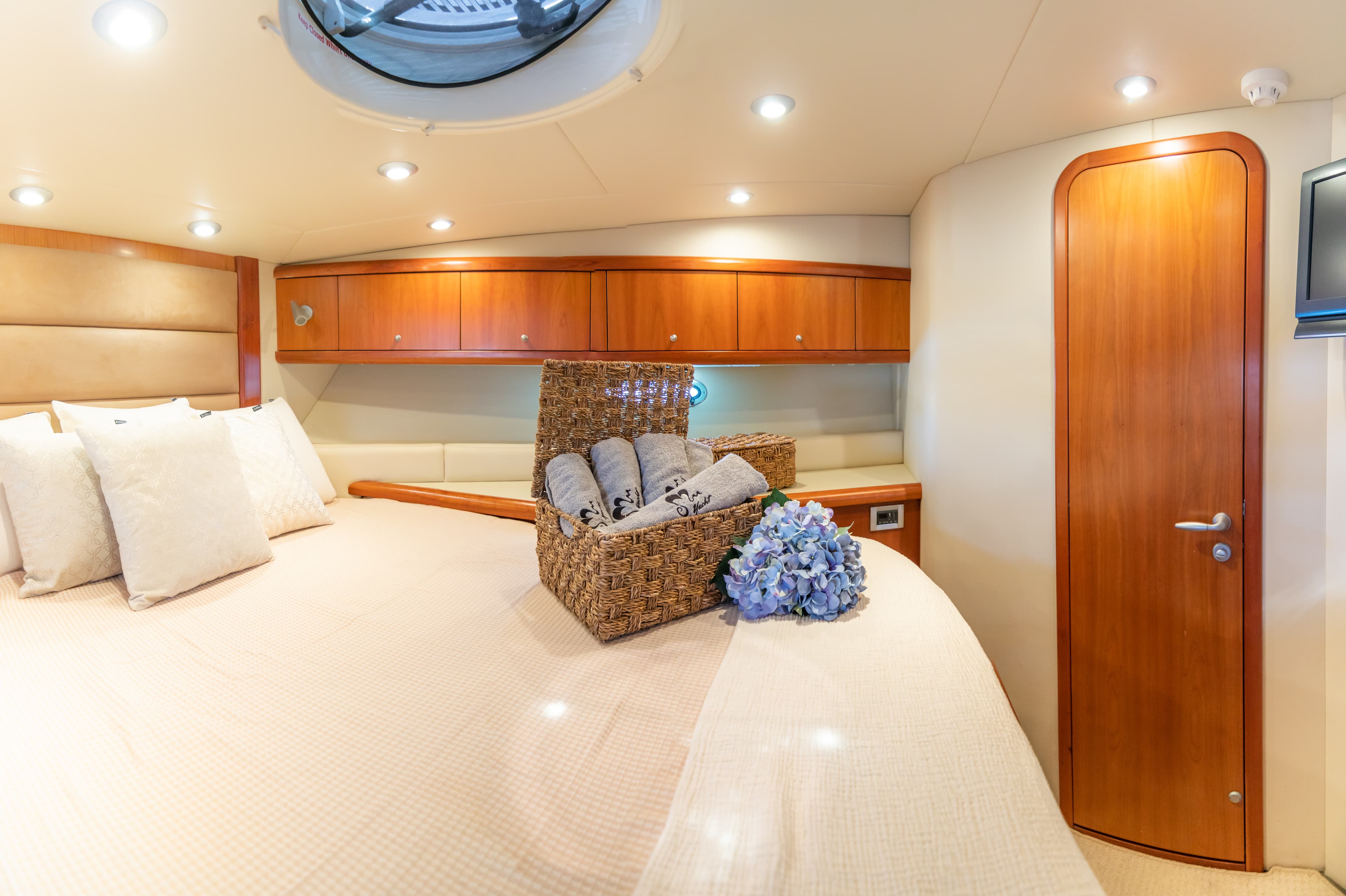 Sunseeker Predator 55 "Vibe" interior 1