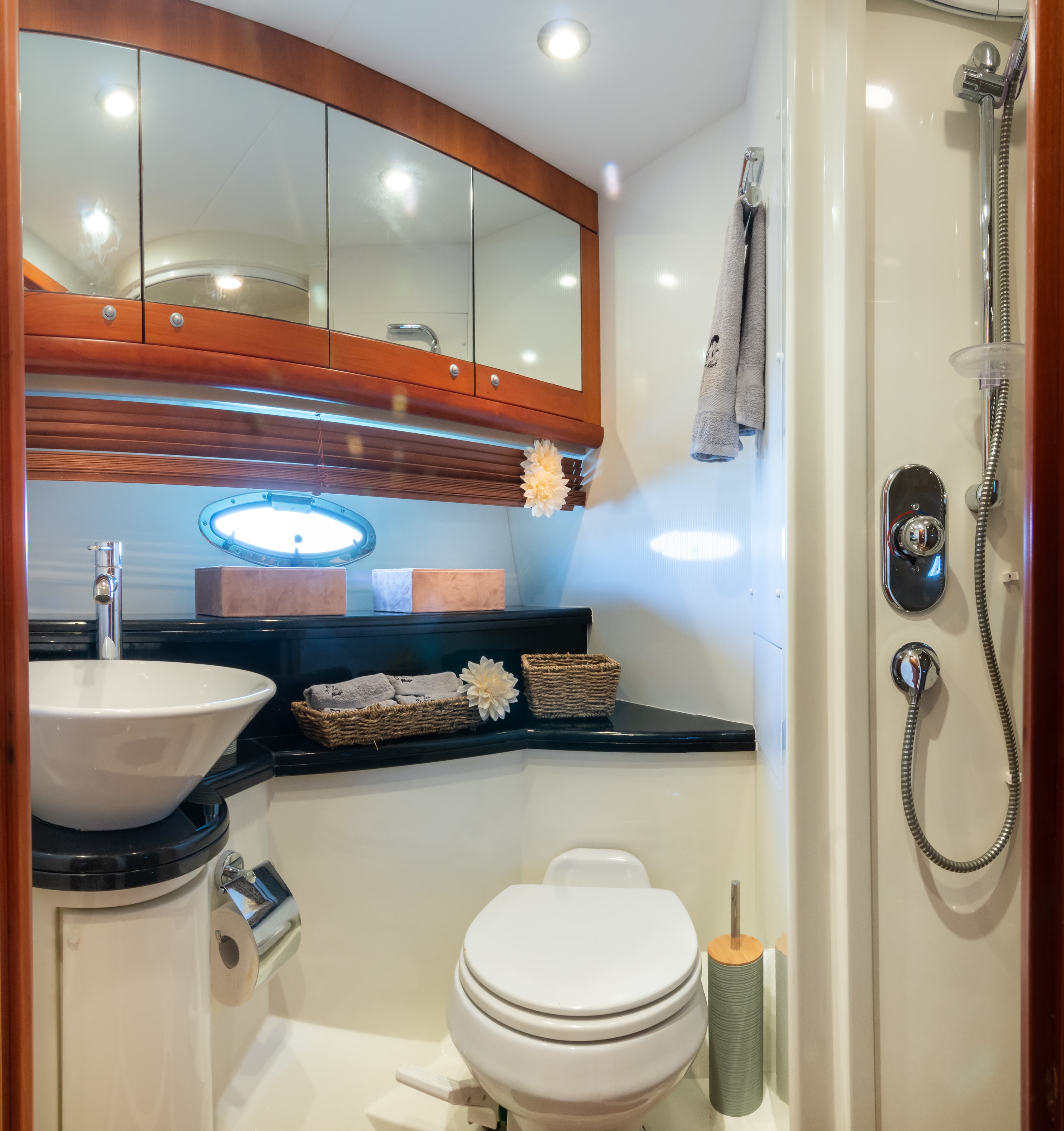 Sunseeker Predator 55 "Vibe" interior 3