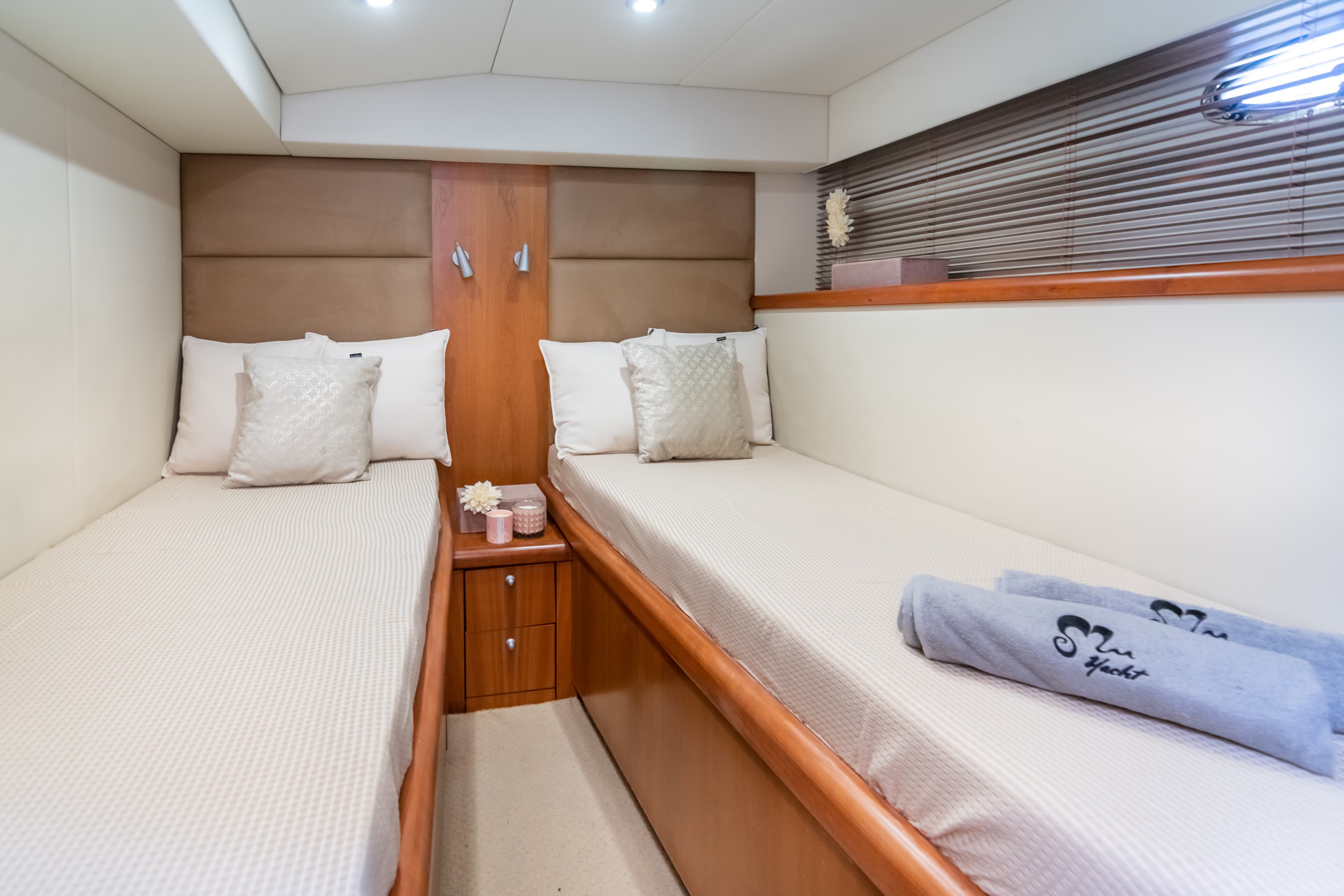 Sunseeker Predator 55 "Vibe" interior 10