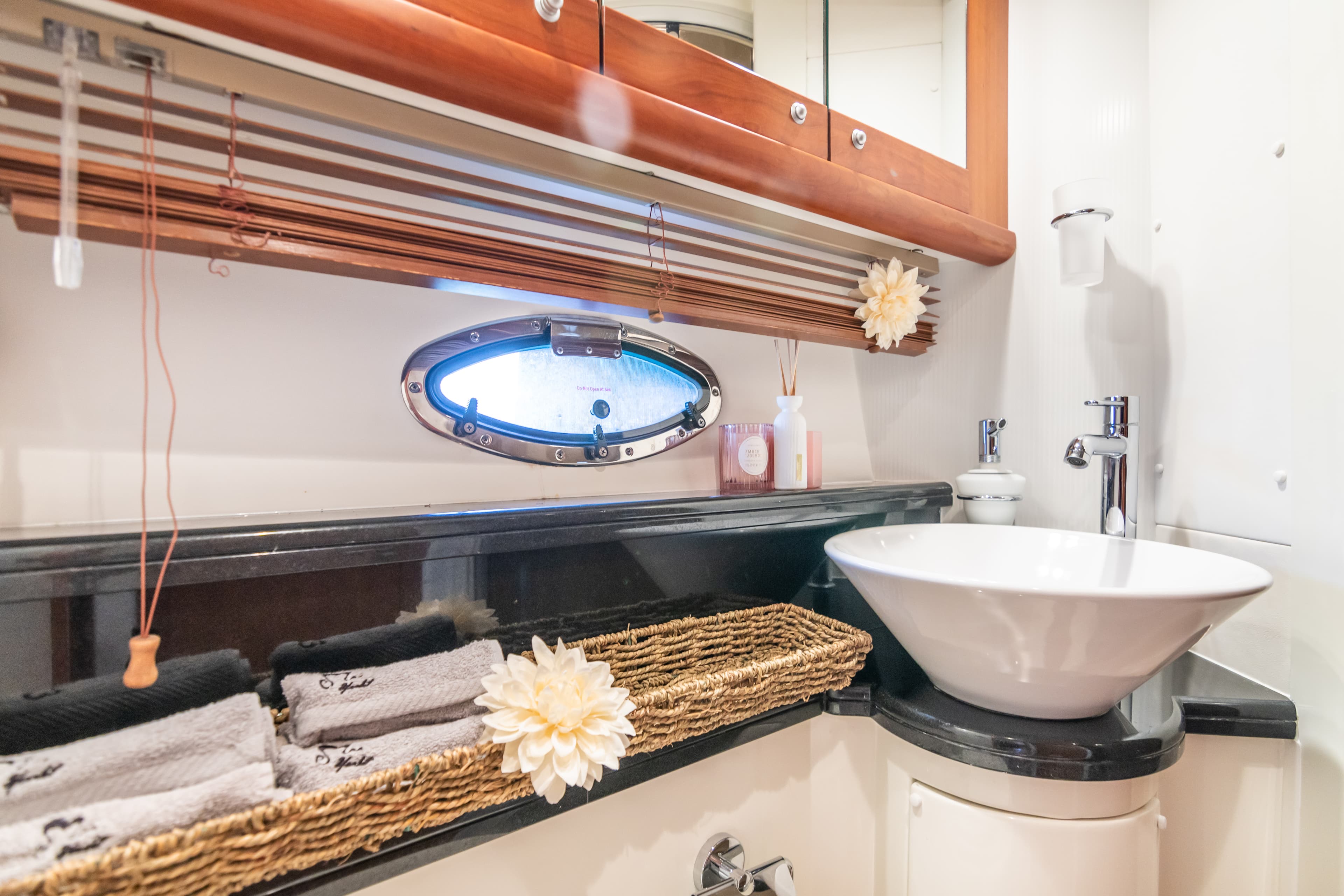 Sunseeker Predator 55 "Vibe" interior 12