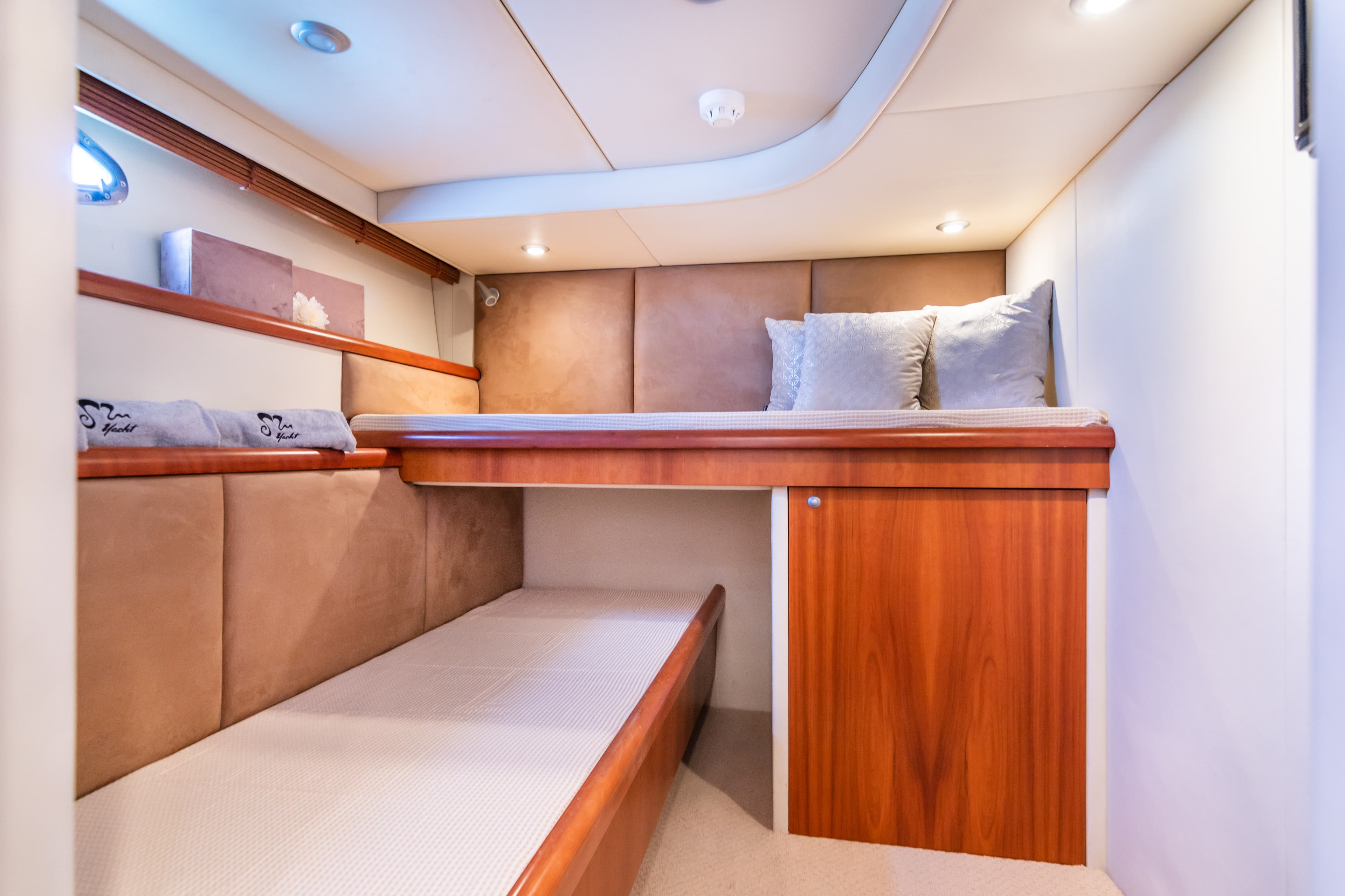Sunseeker Predator 55 "Vibe" interior 13