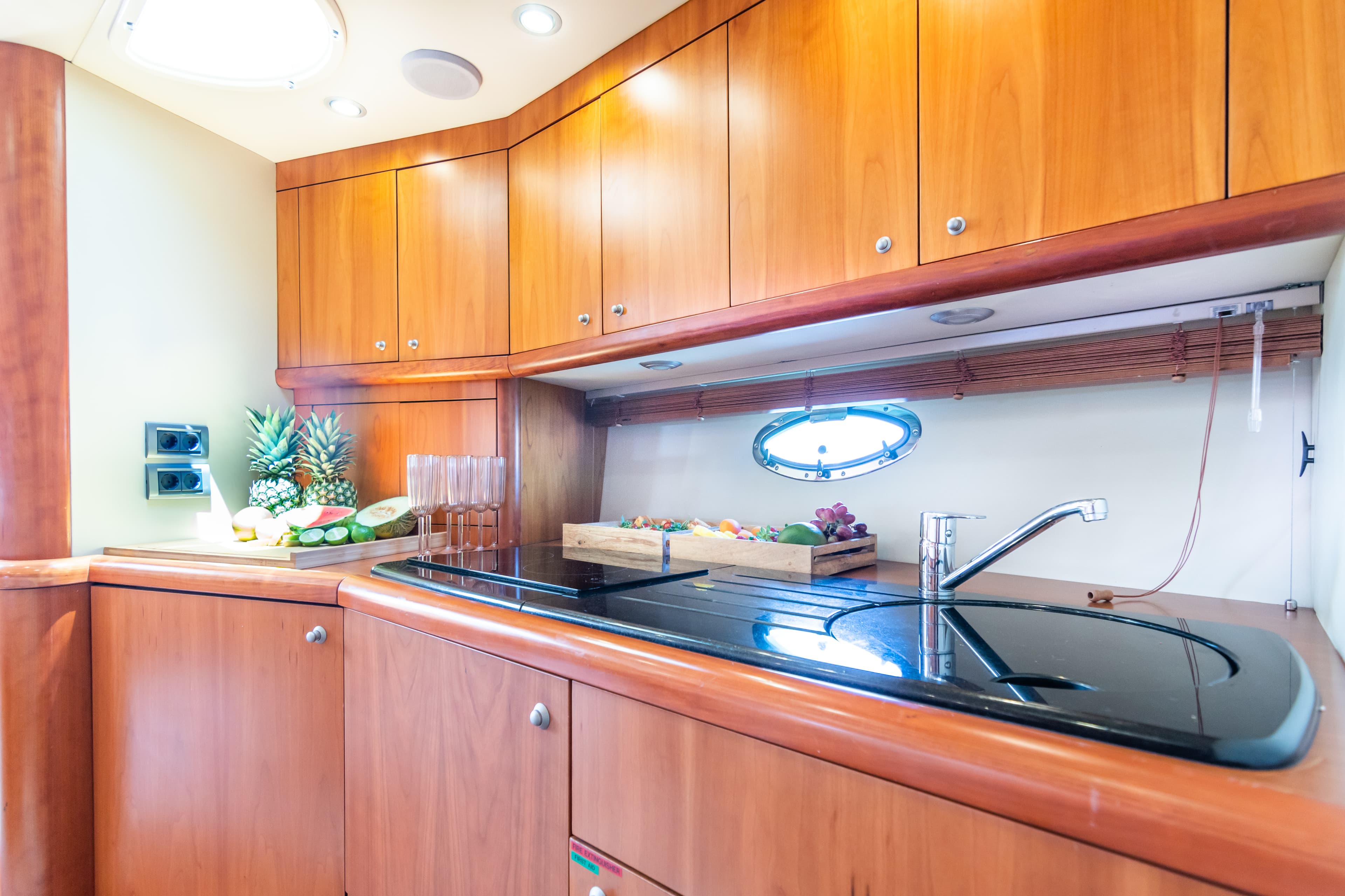 Sunseeker Predator 55 "Vibe" interior 15